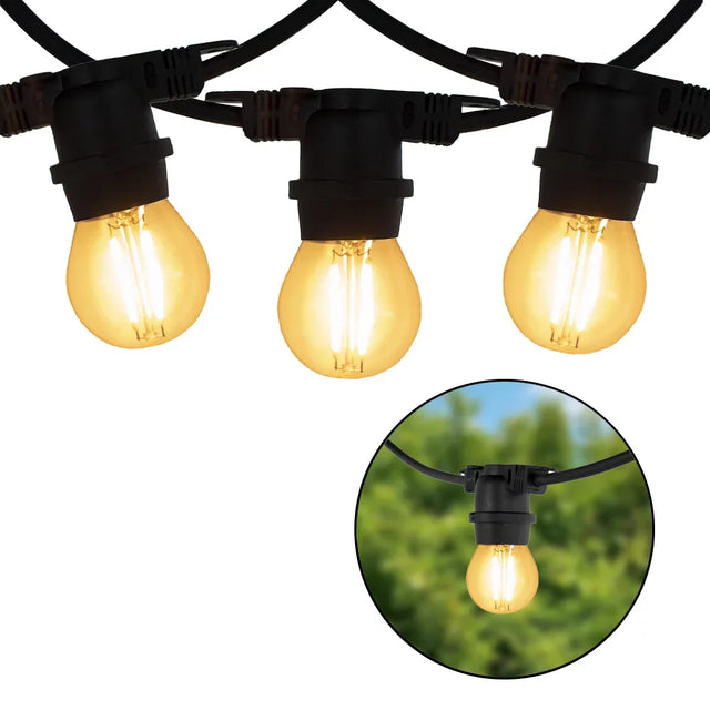 Close-up vooraanzicht van drie warme LED filament lampen aan een zwarte prikkabel voor buitengebruik, met een extra ingezoomde sfeerimpressie van één brandende lamp in een groene tuinomgeving.