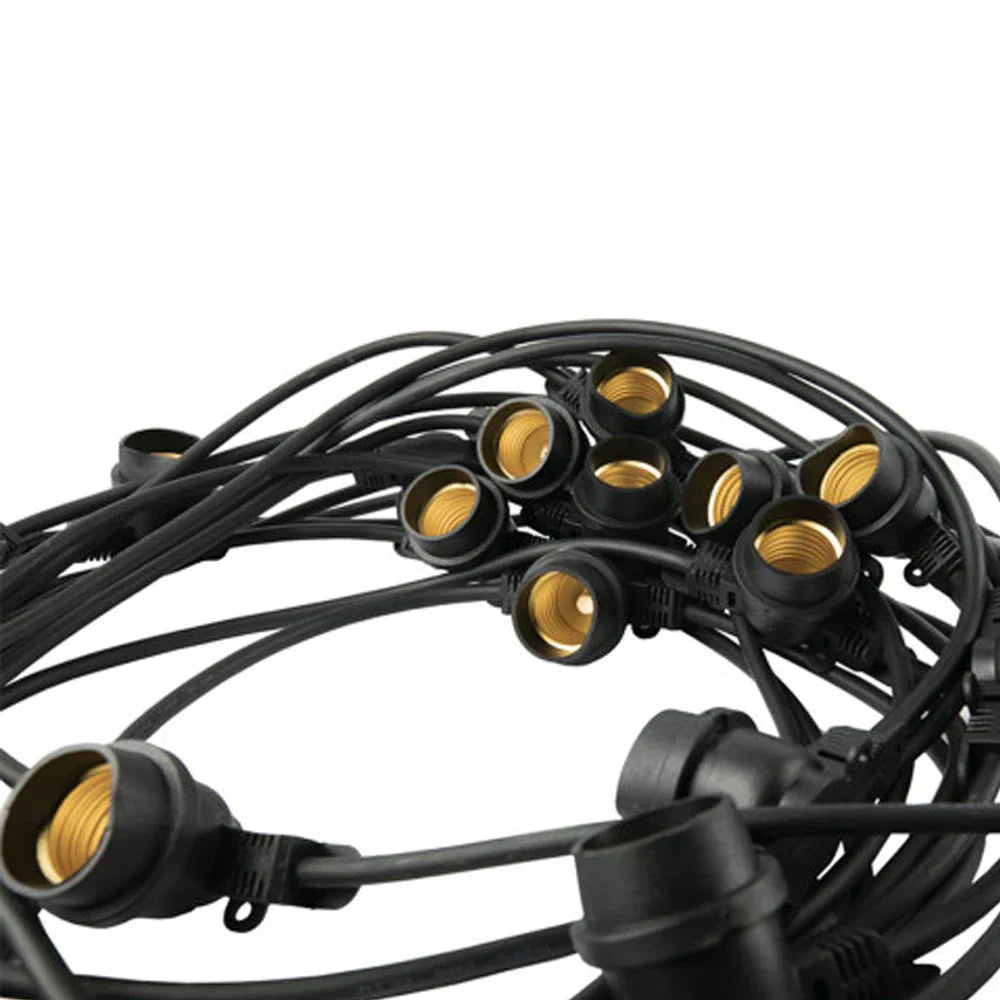 Close-up van een zwarte E27 prikkabel met meerdere fittingen, geschikt voor buitenverlichting, weergegeven vanuit een schuine bovenaanzichtsperspectief.