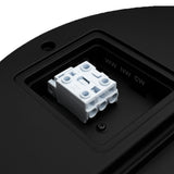 Close-up van een aansluitblok in een zwarte LED plafondlamp, met zicht op de bedradingsterminals en labelaanduidingen voor WW, NW en CW.