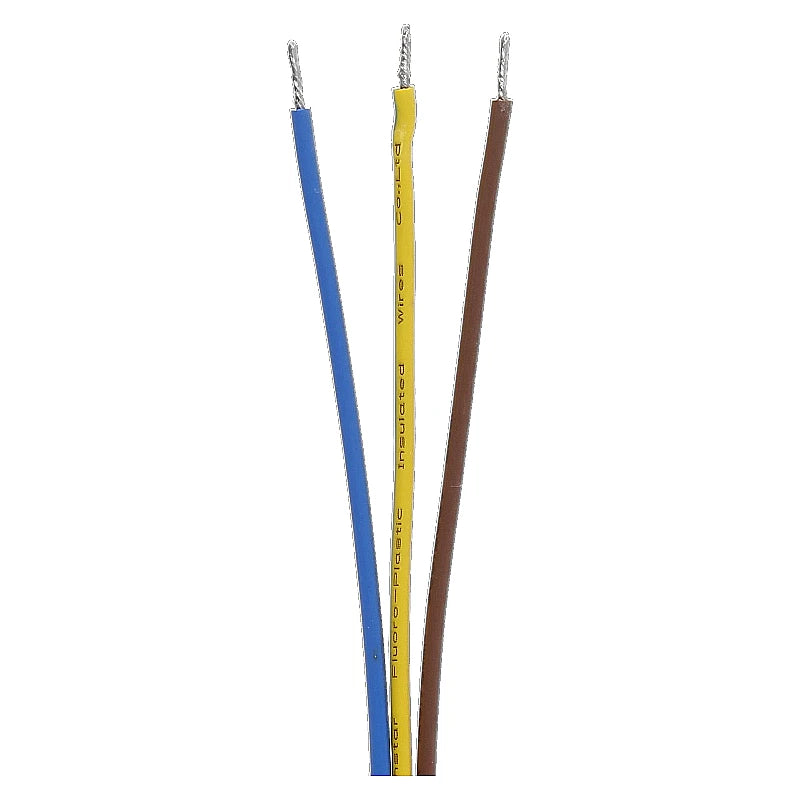 Drie elektrische draden met gestripte uiteinden, in de kleuren blauw, geel en bruin, zichtbaar vanuit een frontaal aanzicht tegen een witte achtergrond.