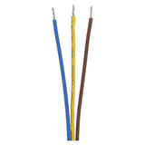 Drie elektriciteitsdraden in blauw, geel en bruin met zichtbare koperen uiteinden, frontaal aanzicht, geschikt voor elektrische bedrading en installaties.