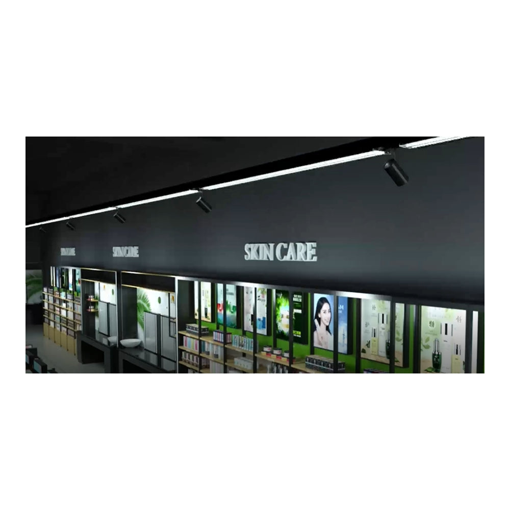Winkelinterieur van een moderne huidverzorgingswinkel, zijaanzicht met verlichte productdisplays, posters van schoonheidsproducten en het opschrift "SKIN CARE" op een donkere achterwand.