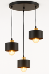 Moderne zwarte hanglamp met drie cilindervormige lampenkappen en gouden accenten, voorzien van warm wit licht; vooraanzicht tegen een witte achtergrond.
