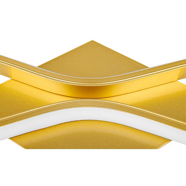 Close-up vooraanzicht van een goudkleurige moderne LED plafondlamp met golvend design en witte lichtstrook, tegen een witte achtergrond.