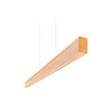 Houten hanglamp met langwerpig design en geïntegreerde LED-verlichting, schuin zijaanzicht tegen een witte achtergrond.