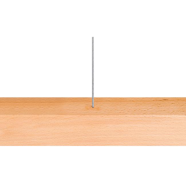 Detailaanzicht van een metalen ophangkabel bevestigd aan een houten lat tegen een witte achtergrond.