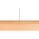 Detailaanzicht van een metalen ophangkabel bevestigd aan een houten lat tegen een witte achtergrond.
