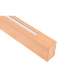 Houten LED wandlamp in beukenhout, met geïntegreerde witte lichtstrook, schuinaanzicht van de voorzijde en zijkant.