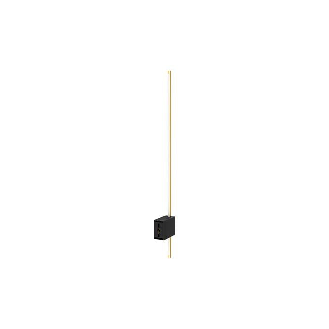Moderne verticale wandlamp met minimalistisch ontwerp, zwarte rechthoekige wandbevestiging en slanke gouden LED-lichtstang, zijaanzicht.