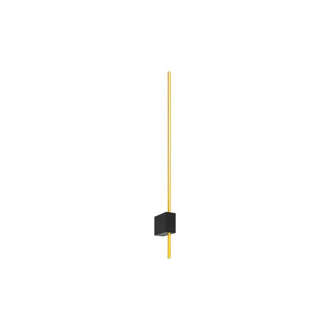 Moderne hanglamp met minimalistisch ontwerp, zwarte kubusvormige armatuur en verticale goudkleurige buis, frontaal aanzicht tegen witte achtergrond.