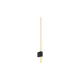 Moderne hanglamp met minimalistisch ontwerp, zwarte kubusvormige armatuur en verticale goudkleurige buis, frontaal aanzicht tegen witte achtergrond.