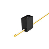 Moderne zwarte LED railspot houder met goudkleurige lineaire lichtbuis, zijaanzicht van verlichtingsarmatuur voor railverlichtingssystemen.