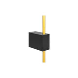 Zijaanzicht van een moderne zwarte rechthoekige behuizing bevestigd aan een verticale goudkleurige metalen buis, minimalistisch ontwerp voor verlichting of interieurtoepassing.