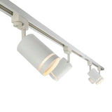 Wit railverlichtingssysteem met cilindervormige draaibare spots, diagonaal van onderen gefotografeerd met focus op het vooraanzicht van de eerste spot.