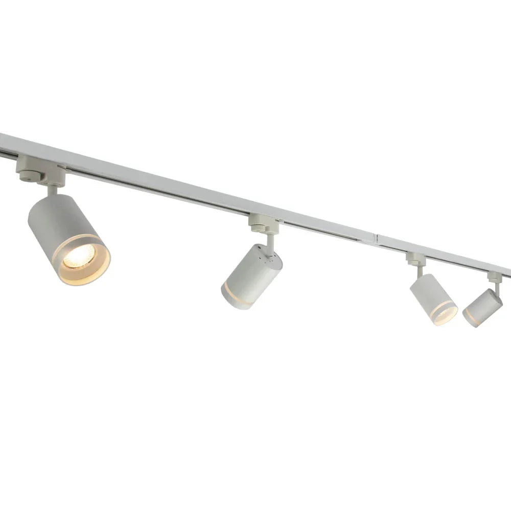 Wit 1-fase railsysteem met vier verstelbare cilindervormige LED spots, schuin van voren en onderen gefotografeerd tegen een witte achtergrond.