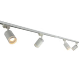 Wit 1-fase railsysteem met vier verstelbare cilindervormige LED spots, schuin van voren en onderen gefotografeerd tegen een witte achtergrond.