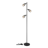 Staande vloerlamp met drie verstelbare spots en zwarte metalen afwerking, voorzien van rookglas lampenkappen; gefotografeerd in zijaanzicht tegen een witte achtergrond.