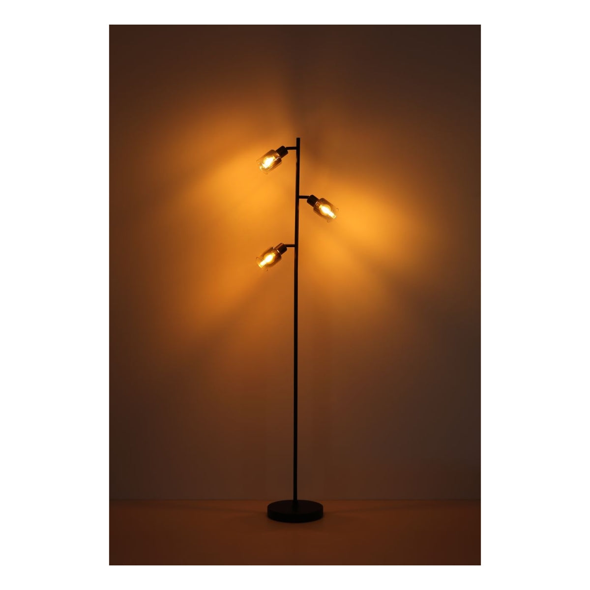 Staande industriële vloerlamp met drie verstelbare lichtbronnen in warme LED-verlichting, vooraanzicht tegen een neutrale achtergrond.