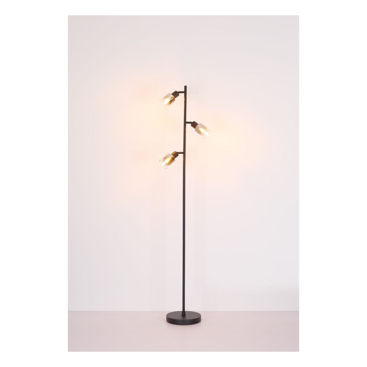 Staande vloerlamp met drie verstelbare spotlichten in industriële stijl, zwart metalen ontwerp met een ronde voet, frontaal aanzicht tegen een neutrale achtergrond.