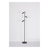 Staande lamp met drie verstelbare spots en zwarte metalen standaard, gefotografeerd in frontaal aanzicht tegen een neutrale witte achtergrond.