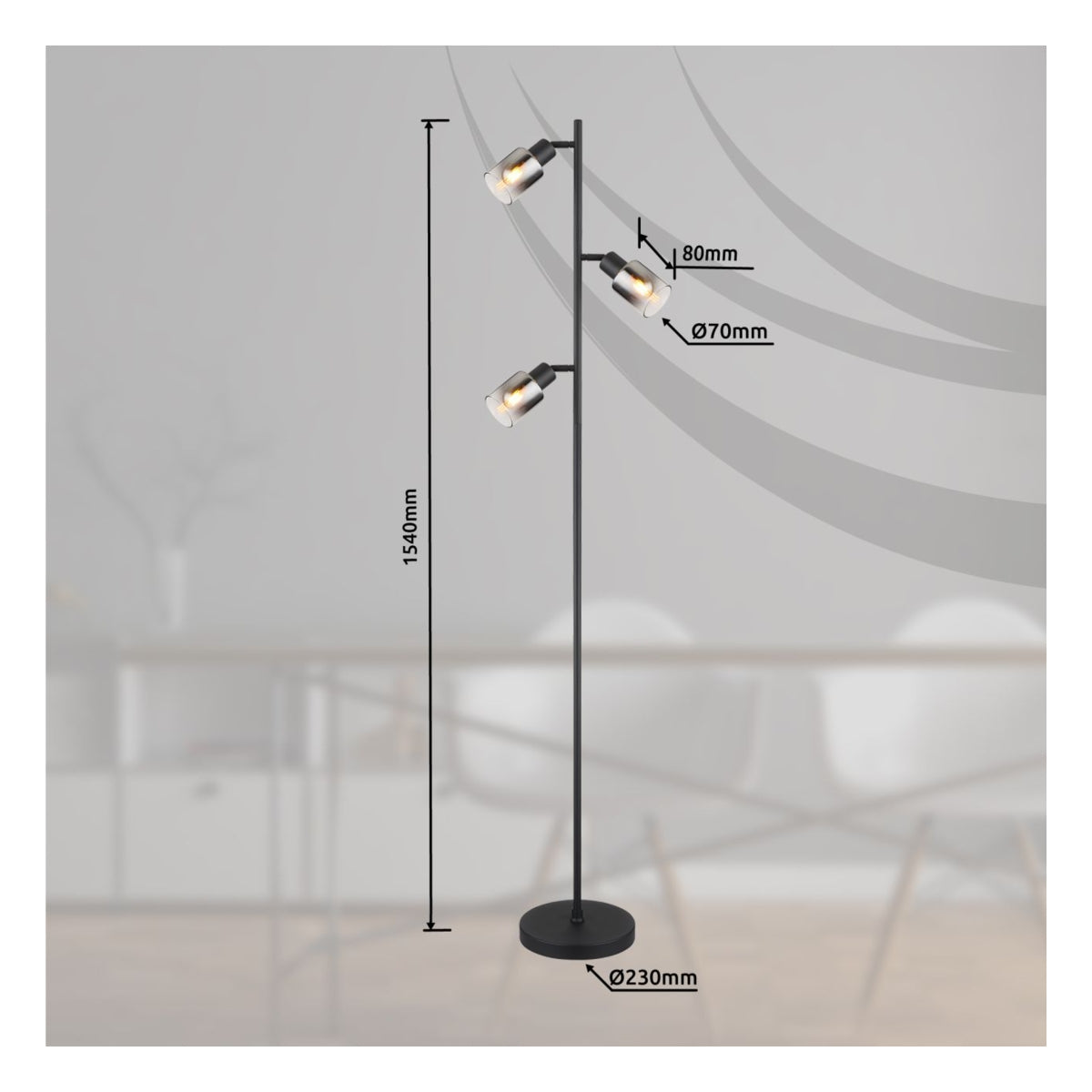 Zwarte industriële vloerlamp met drie verstelbare spots en glazen kappen, weergegeven in vooraanzicht tegen een moderne woonkamerachtergrond; productafmetingen zichtbaar: hoogte 1540 mm, voetdiameter 230 mm, spotdiameter 70 mm en armlengte 80 mm.