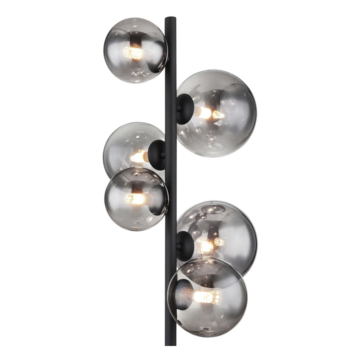 Close-up vooraanzicht van een moderne wandlamp met zes rookglas bollen op een verticale zwarte metalen staaf, met zichtbare LED-lichtbronnen.