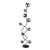 Moderne design vloerlamp met zwarte spiraalvormige standaard en meerdere spiegelende chromen bollen, gefotografeerd in een frontaal aanzicht tegen een witte achtergrond.