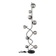 Staande design vloerlamp met zwarte metalen spiraalvormige standaard en meerdere rookglas bollen, frontaal aanzicht tegen witte achtergrond.