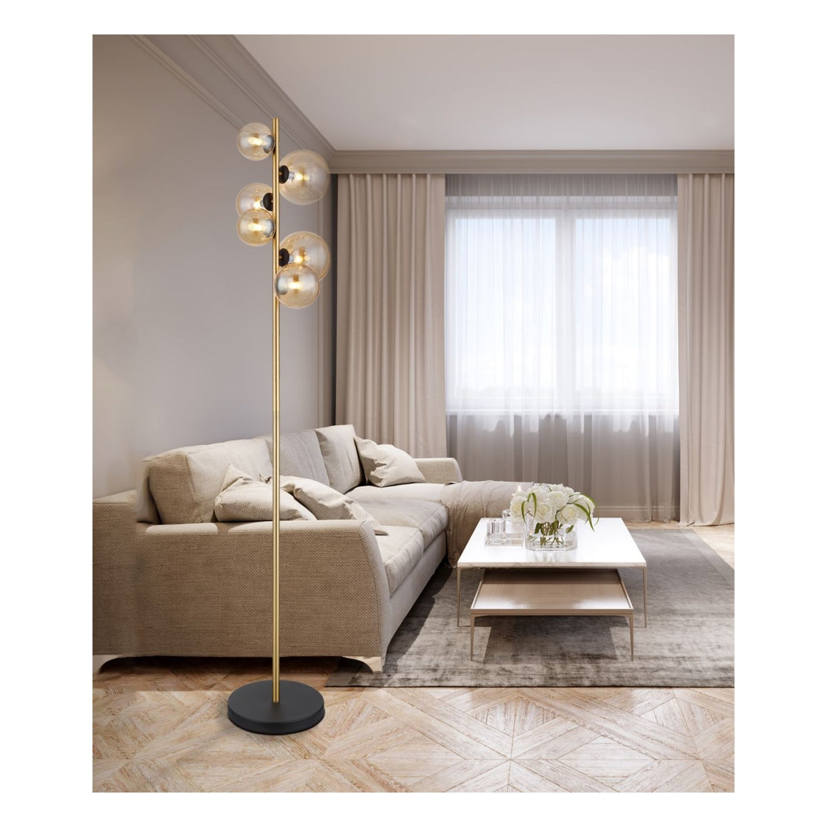 Moderne staande lamp met goudkleurige metalen staander en zes glazen bollen als lampenkappen, geplaatst in een elegant en neutraal ingerichte woonkamer met beige bank, lichte gordijnen en een houten salontafel – frontaal aanzicht.