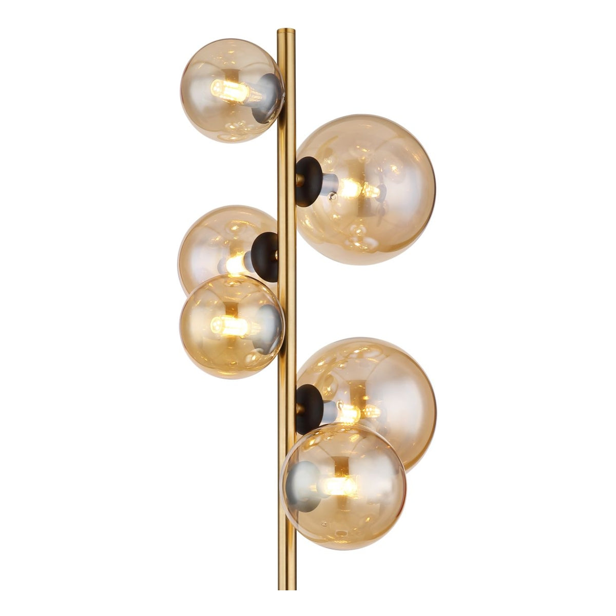 Close-up vooraanzicht van een moderne staande lamp met goudkleurige metalen staaf en zes amberkleurige glazen bollen met zichtbare LED-lichtbronnen, gestyled in een eigentijds design.