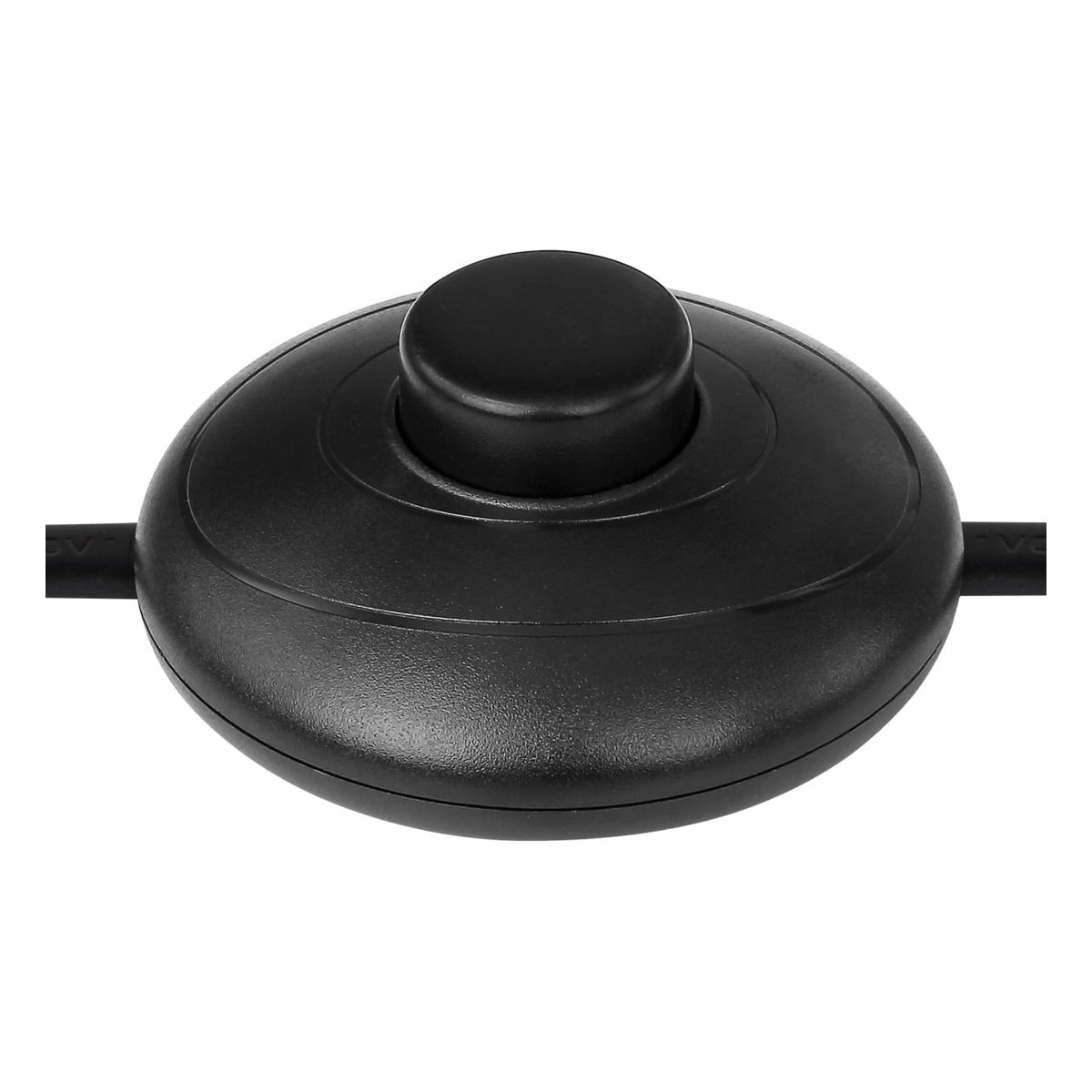 Zwarte ronde voetschakelaar voor lamp, bovenaanzicht, met centraal geplaatste drukknop en twee aansluitende stroomkabels.