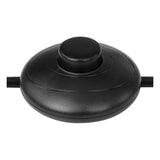 Zwarte ronde voetschakelaar voor lamp, bovenaanzicht, met centraal geplaatste drukknop en twee aansluitende stroomkabels.
