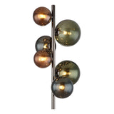 Moderne design vloerlamp met meerdere glazen bollen in amber- en groentinten op een verticale metalen staaf, vooraanzicht.