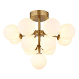 Moderne plafondlamp met messing afwerking en twaalf ronde opaalglazen bollen, vooraanzicht tegen een witte achtergrond.