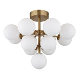 Moderne plafondlamp met goudkleurig frame en twaalf matte witte glazen bollen, gefotografeerd vanuit een rechtsonder vooraanzicht tegen een witte achtergrond.