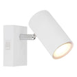 Witte moderne wandlamp met verstelbare cilindervormige spot en geïntegreerde aan/uit-schakelaar, schuin zijaanzicht.