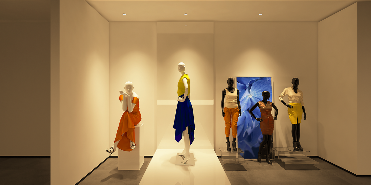 Etalage met vijf paspoppen in moderne winkelverlichting, gekleed in kleurrijke mode-outfits in oranje, geel, blauw en rood, gefotografeerd vanaf een frontaal aanzicht.