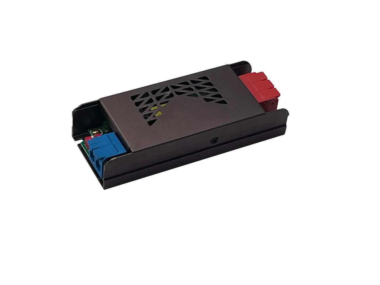 Zwart metalen elektronica behuizing met ventilatieopeningen, voorzien van blauwe en rode connectoren aan weerszijden, schuin bovenaanzicht tegen een witte achtergrond.