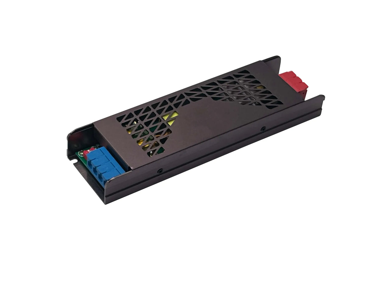 Zijaanzicht van een slanke zwarte LED-driver met geperforeerde ventilatieopeningen en blauwe en rode aansluitterminals, geschikt voor gebruik in verlichtingsinstallaties.