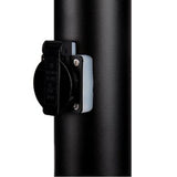 Zijaanzicht van een zwarte IP44 stopcontactdoos gemonteerd op een ronde metalen paal, geschikt voor buitengebruik.