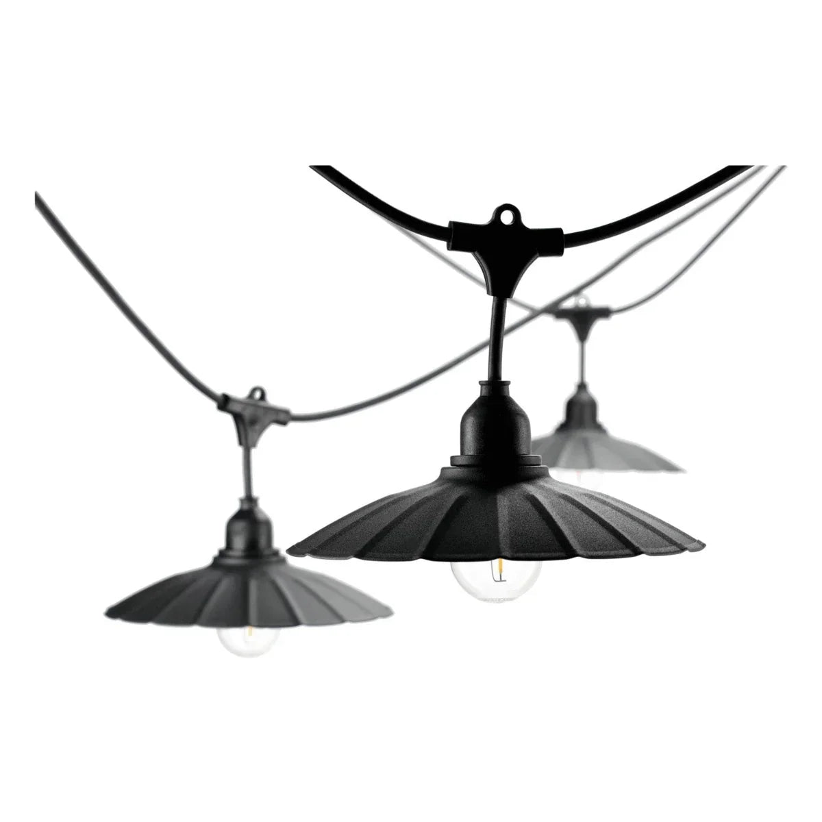 Close-up vooraanzicht van een zwarte retro buitenlichtslinger met industriële metalen kappen en zichtbare LED-lampen, geschikt voor tuin- of terrasverlichting.