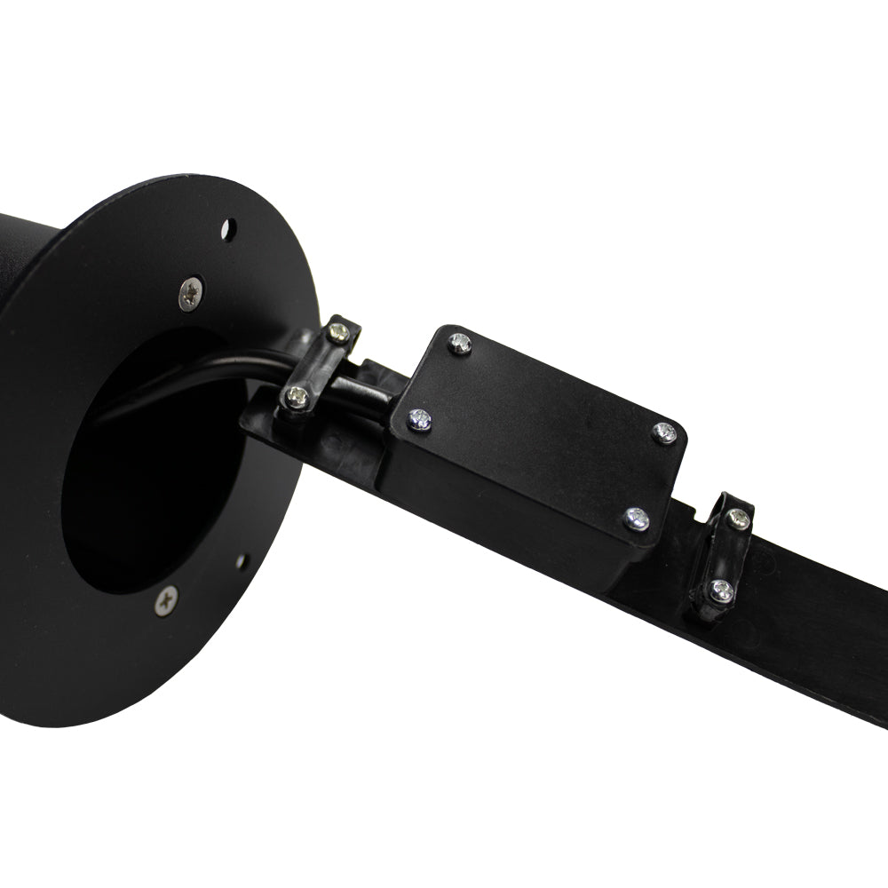 Detailaanzicht van een zwarte metalen montagebeugel met kabelbevestiging en elektronisch aansluitpunt, gebruikt voor technische of industriële toepassingen.