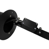 Detailaanzicht van een zwarte metalen montagebeugel met kabelbevestiging en elektronisch aansluitpunt, gebruikt voor technische of industriële toepassingen.