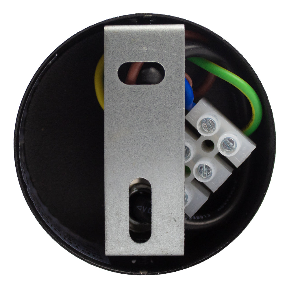 Bovenzicht van een ronde zwarte plafondmontagedoos met metalen beugel, elektrische draden en een witte lasklem voor aansluiting van verlichting.