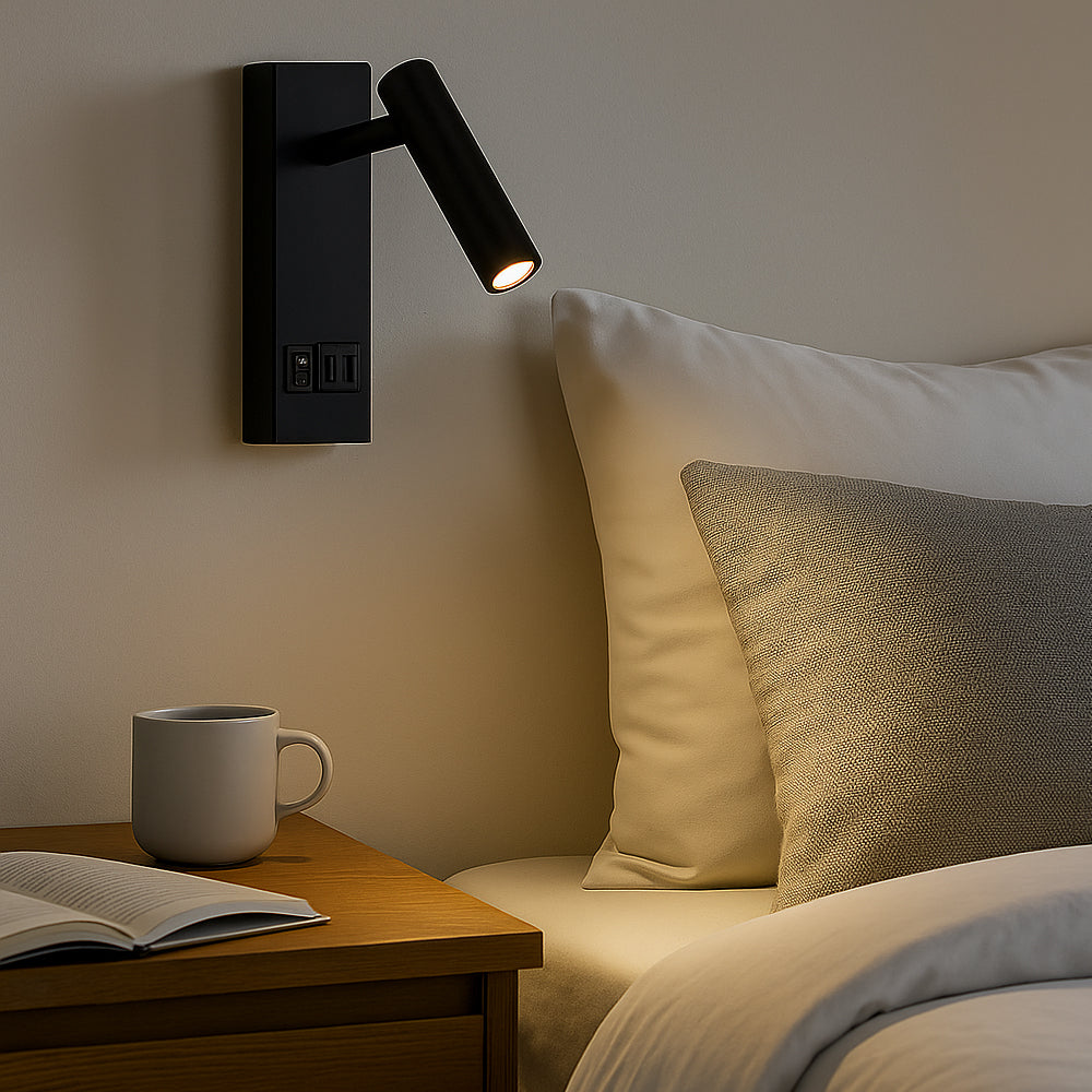 Zijaanzicht van een moderne zwarte LED-leeslamp aan de muur boven een bed met witte kussens, naast een houten nachtkastje met een kopje en een open boek – ideale slaapkamerverlichting.
