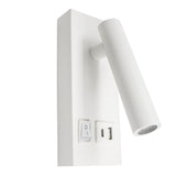 Witte moderne wandlamp met verstelbare cilindervormige spot, voorzien van schakelaar en USB-poort, schuin vooraanzicht.