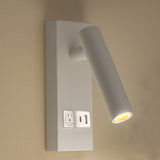 Wandlamp met verstelbare cilindervormige LED-spot in mat wit, inclusief schakelaar en USB-poort – zijaanzicht gemonteerd op een beige muur.