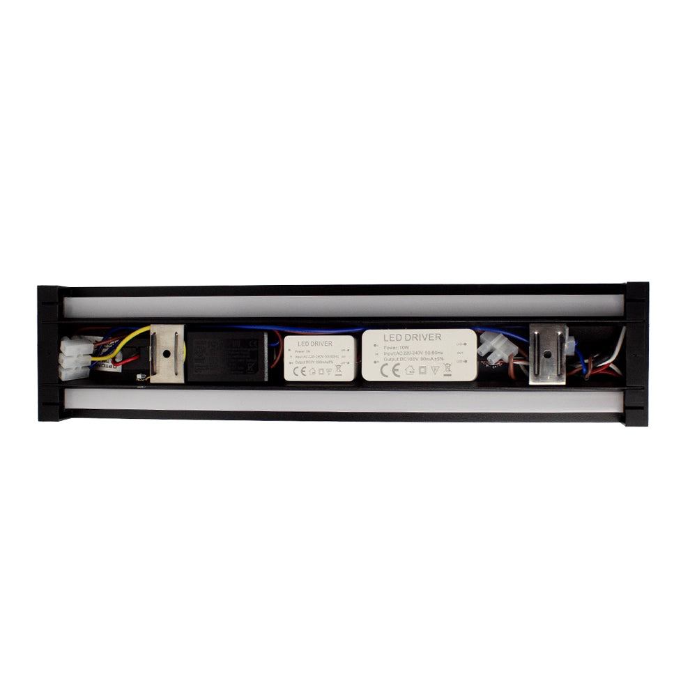 LED driver behuizing met zichtbare interne componenten, zoals bedrading en transformatoren – bovenaanzicht van een rechthoekige zwarte behuizing, geschikt voor LED verlichting.