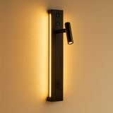 Wandlamp met geïntegreerde LED-verlichting en verstelbare leeslamp in matzwart, frontaal zijaanzicht tegen een warme beige muur.