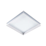 Vierkante LED plafondlamp met wit frame en opaal diffuser, schuin van onderen gefotografeerd tegen een witte achtergrond – ideaal voor moderne interieurverlichting.